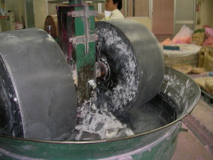 大型の機械でチョークの原料となる粉を練ります