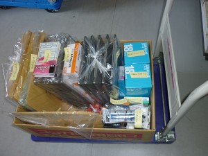 届け先別に仕分けた商品を箱にまとめてます。準備完了！