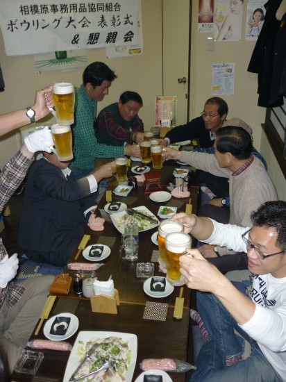 ２月末のボウリング大会の後に乾杯